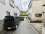 建物が穏やかに並び立つ落ち着いた住環境が広がる穏やかなアプローチ