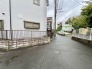 落ち着いた色合いの建物が並び穏やかな空気が流れる住環境