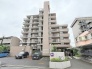 洗練されたタイル貼りの外観が街並みに溶け込む落ち着いた佇まいです