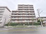 重厚感のあるタイル貼りの外観が街並みに溶け込む洗練された佇まいです