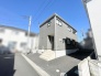 洗練された外観デザインが青空に映える、すっきりと落ち着いた佇まいの住まいです。