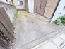 ゆとりある敷地に広がる、すっきりと開放的な屋外の空間です。