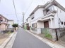 穏やかな空気が流れる閑静な住宅街に佇む、落ち着いた佇まいの住まい。