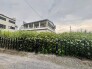 周囲の豊かな自然と調和しながら、静かな時間が流れる穏やかな環境です。