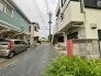 周辺の落ち着いた街並みに溶け込む、日々の生活を穏やかに過ごせる住環境が整っています。