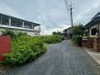 周囲の豊かな緑と穏やかな空気に包まれ、肩の力を抜いて過ごせる静かな住環境が広がっています。