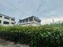 豊かな緑と空の広がりを感じながら、静かな環境で穏やかな日々を育むことができる心地よい佇まいです。
