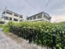 空と緑が溶け合う穏やかな街並みに、日々の暮らしがゆっくりと流れる静かな住環境が広がります。
