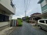 日々の暮らしの中に静かな落ち着きを感じさせる、穏やかな時間が流れる住宅街の風景です。