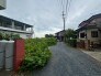 静かな時間が流れる、落ち着いた街並みに溶け込む素朴な風景が日々の暮らしを穏やかに包み込みます。