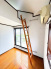 ロフトのようになっている小屋裏収納付き。
