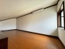ロフトのようになっている小屋裏収納付き。