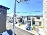 空が広く見渡せる、落ち着きのある整った住宅街の穏やかな風景が広がります。