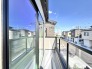 澄み渡る青空が広がり、日常のひとときをゆったりと過ごせる開放感のあるバルコニーです。