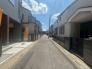 整然と住宅が並ぶ、落ち着いた雰囲気の街並み。穏やかな日常が流れる閑静な住環境です。