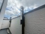 空の広がりを感じながら、落ち着いたひとときを過ごせるプライベートな屋外空間です。