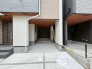 異素材を組み合わせた現代的な外観が、街並みに洗練された印象を与えています。