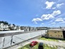 青く広がる空を大きく見渡せる、開放感に満ちた心地よい眺望が広がっています。