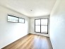 すっきりとしたホワイトの壁面と木目の温もりが調和し、心地よい開放感を感じさせる空間です。