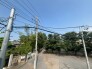 空高く澄み渡る青空のもと、豊かな緑と静かな時間が流れる穏やかな周辺環境が広がっています。