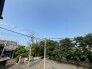 大きく広がる空と豊かな緑が調和し、日々の暮らしに穏やかな落ち着きと安らぎをもたらす心地よい景観です。
