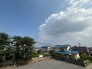 どこまでも広がる青い空の下、穏やかな時間が流れる落ち着いた住環境が、日々の暮らしに安らぎを添えてくれます。