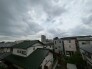 街並みを静かに見下ろすことができる、穏やかで落ち着いた日常の風景が広がっています。
