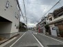 落ち着いた住宅街の風景が広がり、日々の暮らしに静かな安らぎを感じさせる環境です。