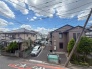 落ち着いた住宅街の風景が広がり、空を大きく感じられる穏やかな時間が流れる場所です。