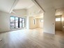 開放的な勾配天井が描き出す、洗練された余白と落ち着きのある空間が日々の暮らしを豊かに彩ります。