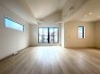勾配天井が描き出す豊かな空間の広がりが、日々の暮らしに心地よい開放感をもたらしてくれます。