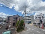 空が広く見渡せる住宅街の穏やかな風景が、日々の暮らしに心地よい開放感をもたらしてくれます。
