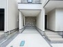 洗練された素材使いが外観に深みを与え、住まう方の日常を穏やかに彩る落ち着いた佇まいです。