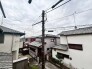 周囲の建物と穏やかに調和し、日々の生活を静かに受け止めてくれる落ち着いた住環境です。
