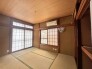 木の温もりと和の趣が調和した、静かなひとときを過ごせる落ち着いた空間です。