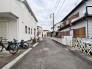 穏やかな時間が流れる、落ち着いた住宅街の静かな日常が広がります。