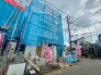 新しい暮らしの始まりを感じさせる、静かな街並みに馴染む丁寧な建築プロセスが進行中です。