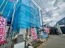 新たな暮らしの始まりを予感させる、建築中ならではの期待感に包まれた佇まいです。