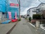 穏やかな空気が流れる住宅街に位置し、日々の生活をゆったりと送ることができる落ち着いた住環境です。