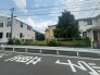 周辺環境と調和する穏やかな街並みに位置し、日々の暮らしに心地よいゆとりを感じられる落ち着いた立地です。