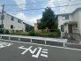 空と街路樹の緑が心地よく調和し、穏やかで落ち着いた時間が流れる住環境です。
