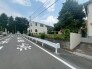 空が広く感じられる落ち着いた街並みに溶け込み、日々の暮らしに穏やかな安らぎをもたらす環境です。