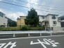 緑の木々が街並みに静かに溶け込み、穏やかな時間が流れる落ち着いた住環境です。