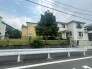 街並みに静かに溶け込み、豊かな緑と調和した穏やかな佇まいが心地よい暮らしを予感させます。