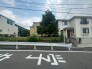 季節の移ろいを感じる緑の木々が、日々の暮らしに穏やかな安らぎを添えてくれる住環境です。