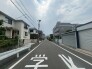 閑静な住宅街に佇み、日々の暮らしに穏やかな落ち着きと安らぎを感じられる住環境です。