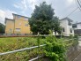 季節の移ろいを感じる緑に囲まれ、周囲の住宅街と調和した穏やかな時間が流れる住環境です。