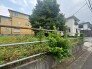 季節の移ろいを感じさせる穏やかな空気に包まれ、落ち着いた街並みに調和する自然豊かな住環境です。