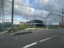 落ち着いた住宅地の中にあり、広々とした開放感を感じられるゆとりのある敷地です。