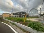 空を広く感じられる開放的な立地で、周辺には落ち着いた住宅街が広がっています。